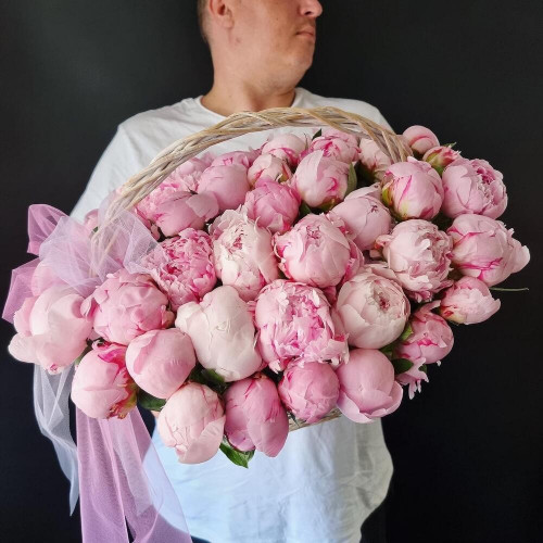 Нежно-розовые пионы в корзине