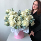 Шляпная коробочка с белыми французскими розами