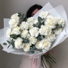 Букет и белых гвоздик с эвкалиптом