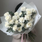 Букет и белых гвоздик с эвкалиптом