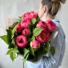 Букет из пионов "Корал Шарм" с малиной