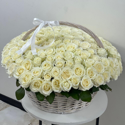 Шикарная корзина из 151 розы