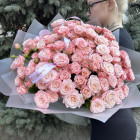 Букет из пионовидных кустовых роз "Мадам Бомбастик"