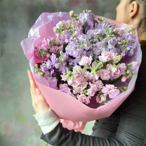 Букет из лавандовой и розовой маттиолы